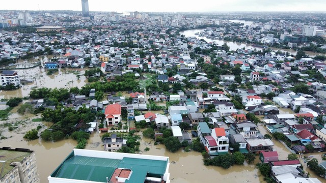 Nước lũ lên nhanh,sông Hương vượt đỉnh lũ năm 2020, người dân không trở tay kịp - Ảnh 9.