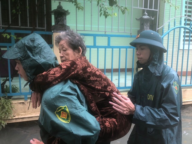 Công an, quân đội tiếp tục cứu dân trong mưa lũ tại Thừa Thiên - Huế - Ảnh 6.