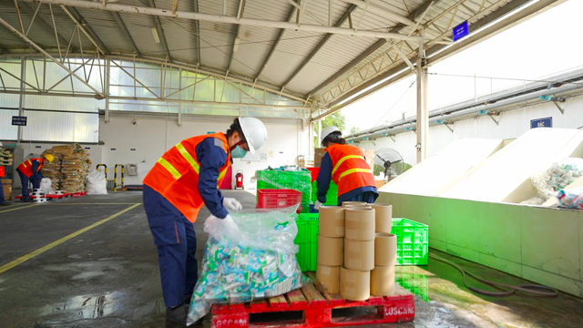 Công ty sữa FrieslandCampina cam kết thu gom tái chế rác thải - Ảnh 1.