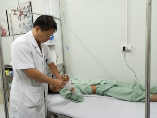 Tự chế pháo theo hướng dẫn trên mạng, thiếu niên 14 tuổi bị dập nát bàn tay - Ảnh 1. Tự chế pháo theo hướng dẫn trên mạng, thiếu niên 14 tuổi bị dập nát bàn tay - Ảnh 1.