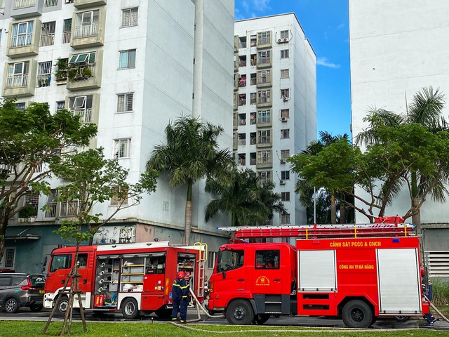 Đà Nẵng: Chung cư 12T5 bốc cháy, hàng trăm cư dân hốt hoảng tháo chạy - Ảnh 1.