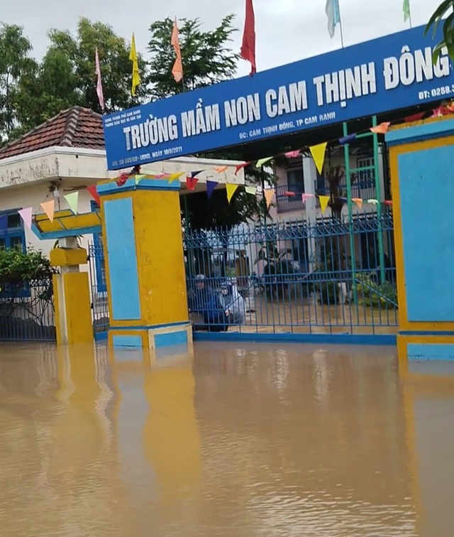 Khánh Hòa: Mưa lớn gây ngập lụt nhiều nơi - Ảnh 1.