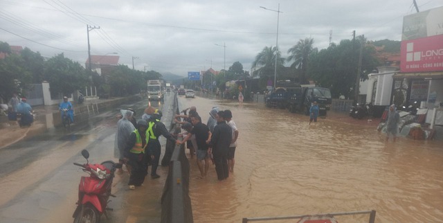 Khánh Hòa: Mưa lớn gây ngập lụt nhiều nơi - Ảnh 3.