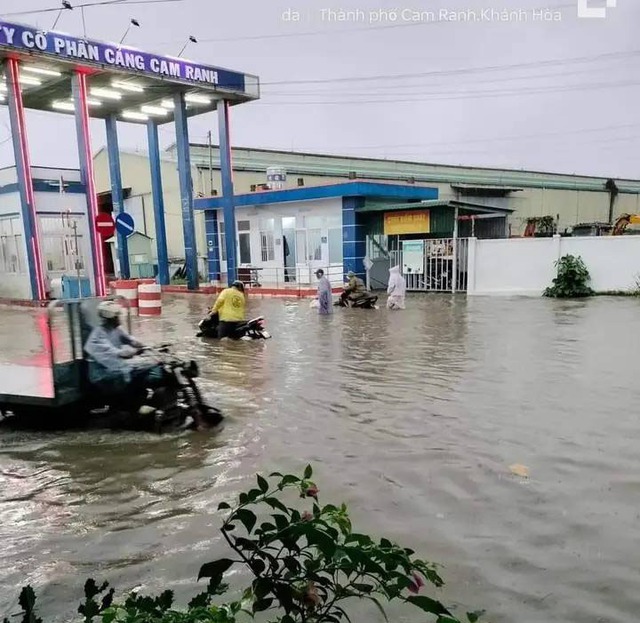 Khánh Hòa: Mưa lớn gây ngập lụt nhiều nơi - Ảnh 4.
