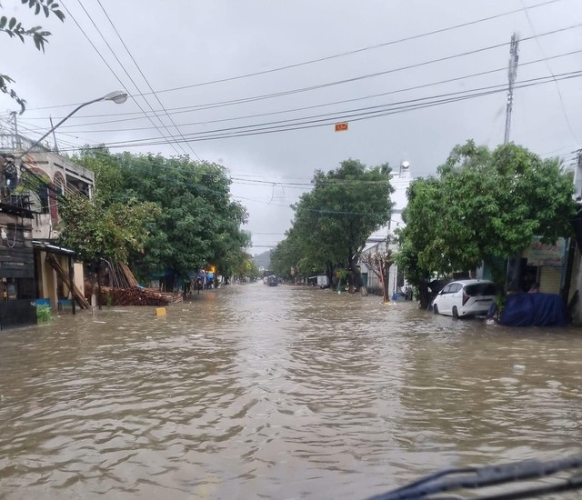 Khánh Hòa: Mưa lớn gây ngập lụt nhiều nơi - Ảnh 2.