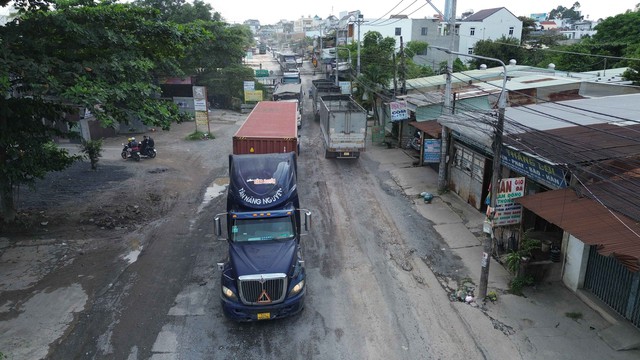 Đồng Nai: Cận cảnh đường Hoàng Văn Bổn xuống cấp nghiêm trọng, người dân ngán ngẩm - Ảnh 2.