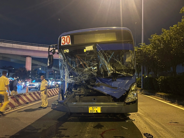TP.HCM: Xe buýt vỡ toác đầu sau tai nạn tông đuôi xe tải, 2 người thoát chết - Ảnh 1.