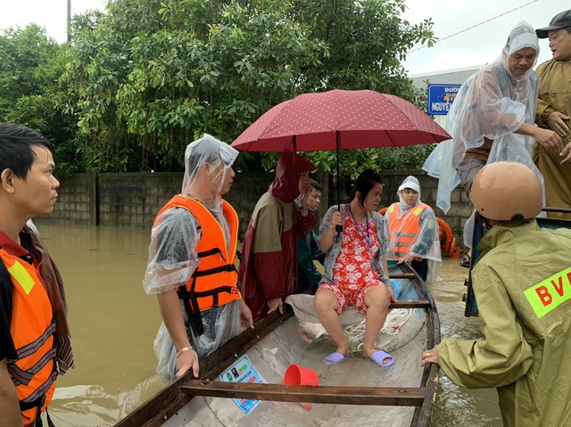 Xúc động hình ảnh lực lượng công an trầm mình cứu dân vượt lũ - Ảnh 1.