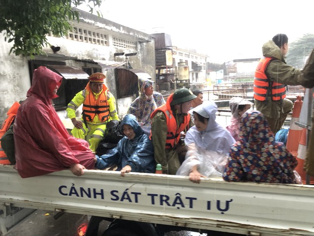 Công an, quân đội tiếp tục cứu dân trong mưa lũ tại Thừa Thiên - Huế - Ảnh 2. Công an, quân đội tiếp tục cứu dân trong mưa lũ tại Thừa Thiên - Huế - Ảnh 2.