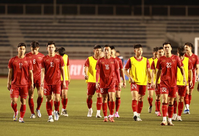Đội tuyển Việt Nam đấu Philippines: HLV Troussier gây sốc với đội hình chính - Ảnh 1.