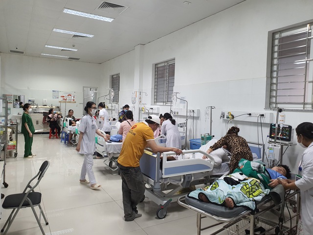 Hơn 50 học sinh Kiên Giang nhập viện cấp cứu nghi do ngộ độc - Ảnh 2.