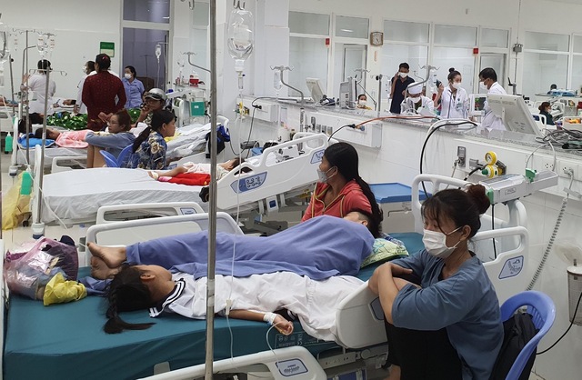 Hơn 50 học sinh Kiên Giang nhập viện cấp cứu nghi do ngộ độc - Ảnh 1.