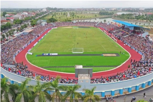Đầu tư gần 5 tỉ đồng lắp thêm ghế ngồi cho sân vận động Hà Tĩnh - Ảnh 1.