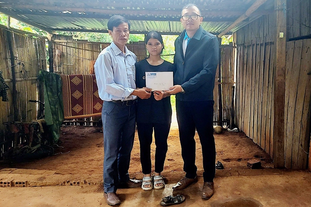 Trao tiền hỗ trợ 8 anh em mồ côi - Ảnh 1. Trao tiền hỗ trợ 8 anh em mồ côi - Ảnh 1.