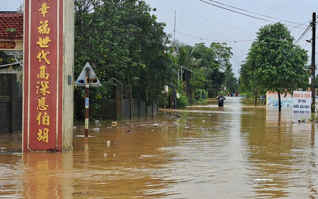Quảng Trị: Mưa lớn, 12.000 hộ dân bị nước lũ chia cắt - Ảnh 1.