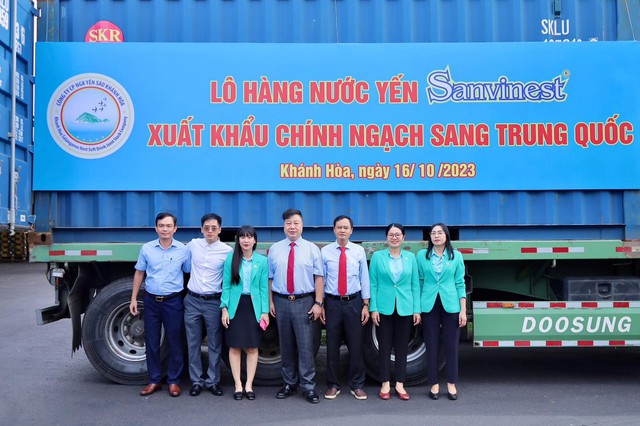 Lô hàng nước Yến sào Sanvinest đầu tiên xuất khẩu sang Trung Quốc vào ngày 16.10 vừa qua - Ảnh: YSKH