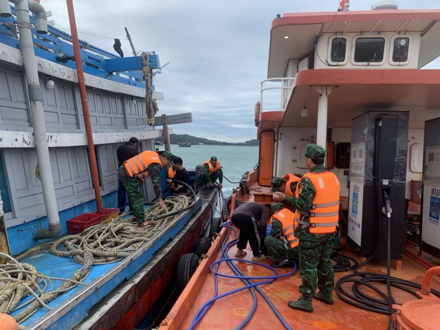 Quảng Ninh: Cứu sống 12 thuyền viên trên tàu cá gặp nạn ở Cô Tô  - Ảnh 1.