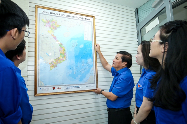 Người trẻ Báo Thanh Niên treo bản đồ tại nơi làm việc để tự hào Tổ quốc - Ảnh 1.