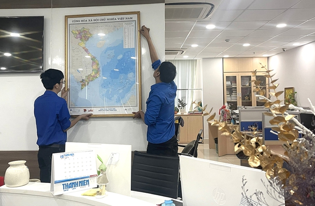 Người trẻ Báo Thanh Niên treo bản đồ tại nơi làm việc để tự hào Tổ quốc - Ảnh 6.