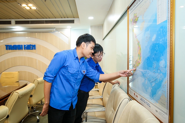 Người trẻ Báo Thanh Niên treo bản đồ tại nơi làm việc để tự hào Tổ quốc - Ảnh 3.