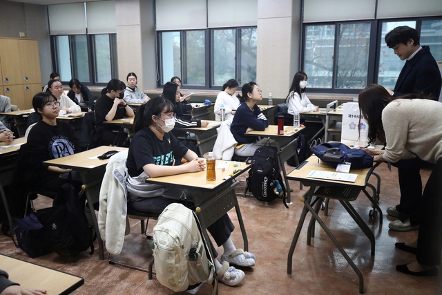Hàn Quốc cấm máy bay cất và hạ cánh để thí sinh thi tuyển sinh đại học - Ảnh 1.