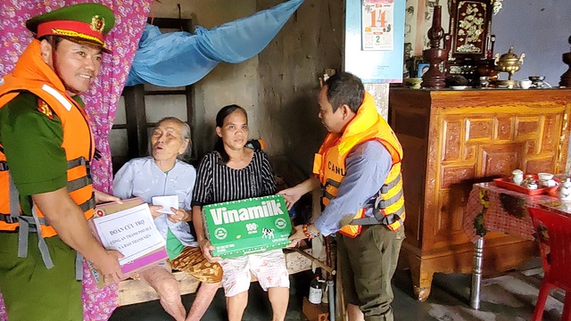 Báo Thanh Niên kịp thời đến với người dân vùng lũ Thừa Thiên - Huế - Ảnh 6. Báo Thanh Niên kịp thời đến với người dân vùng lũ Thừa Thiên - Huế - Ảnh 6.