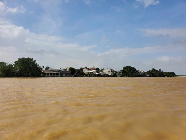 Báo Thanh Niên kịp thời đến với người dân vùng lũ Thừa Thiên - Huế - Ảnh 2. Báo Thanh Niên kịp thời đến với người dân vùng lũ Thừa Thiên - Huế - Ảnh 2.
