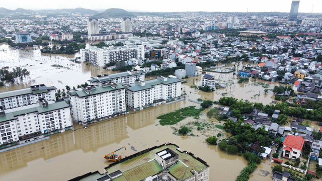 Thừa Thiên - Huế đón lũ lớn nhất trong 10 năm - Ảnh 1.