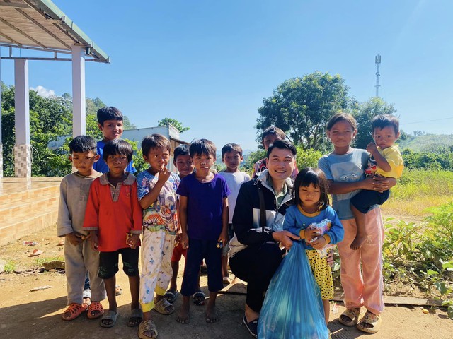 Thư Hoàng đến với trẻ vùng cao Đam Rông – Lâm Đồng trong chuyến tiền trạm cho chương trình thiện nguyện cuối năm 2023 Thư Hoàng đến với trẻ vùng cao Đam Rông – Lâm Đồng trong chuyến tiền trạm cho chương trình thiện nguyện cuối năm 2023