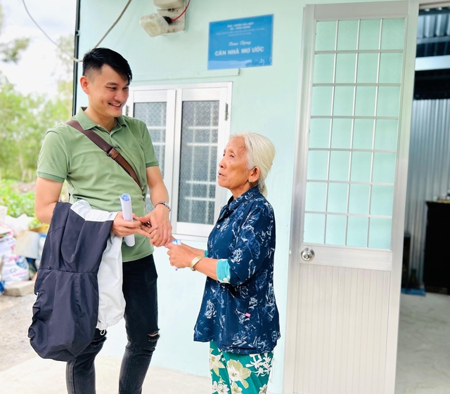 Trương Thư Hoàng trao ngôi nhà mơ ước cho một cụ bà ở Bạc Liêu Trương Thư Hoàng trao ngôi nhà mơ ước cho một cụ bà ở Bạc Liêu