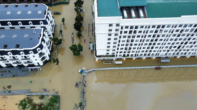 3 ngày mưa lũ ở miền Trung khiến 5 người chết và mất tích, 17.877 nhà ngập - Ảnh 1.