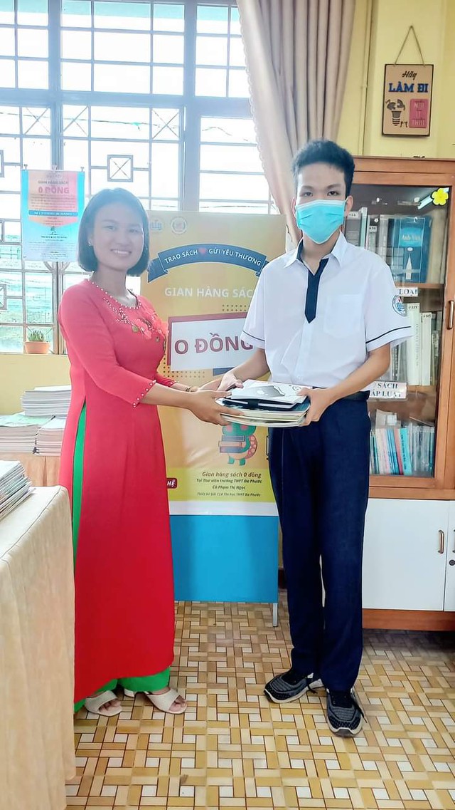 Cô Ngọc thư viện trao tặng sách 0 đồng cho học sinh