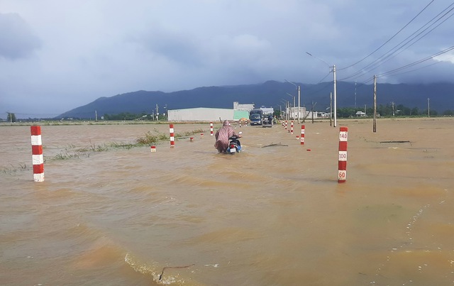 Bình Định: Hàng ngàn học sinh các xã khu đông nghỉ học do mưa lũ - Ảnh 2.