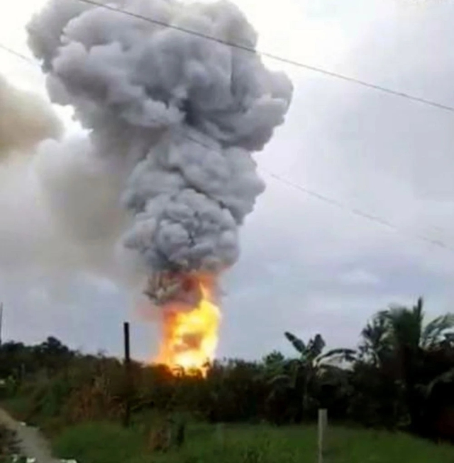 Cà Mau: sau tiếng nổ, cháy lớn tại kho chứa vật tư nuôi trồng thủy sản   - Ảnh 1.