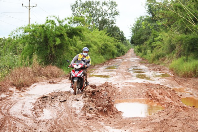 Đường nhựa biến thành đường đất - Ảnh 1.