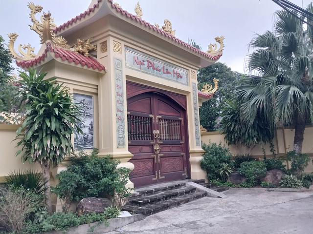 Chính quyền lắp camera bảo vệ hai cánh cổng nhà ông Lưu Bình Nhưỡng - Ảnh 1.