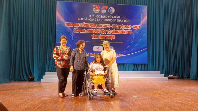 Cô Phạm Thị Thúy Vĩnh trao tặng học bổng cho học sinh vùng phên giậu Bình Thuận