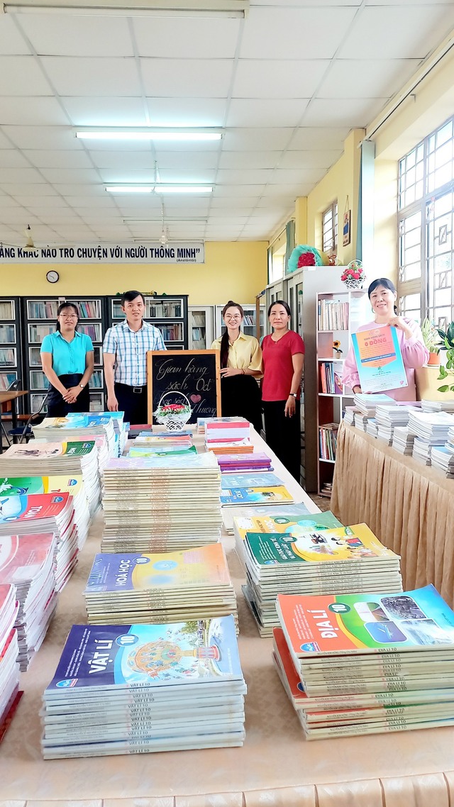 Thầy Đặng Nguyễn Anh Huy cùng giáo viên tổ Văn chụp hình khai trương gian hàng