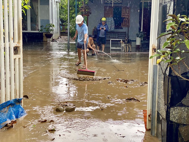 Người dân vùng ven Nha Trang: 'Lũ về quá nhanh, chúng tôi trở tay không kịp' - Ảnh 2.