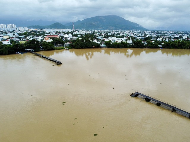 Người dân vùng ven Nha Trang: 'Lũ về quá nhanh, chúng tôi trở tay không kịp' - Ảnh 7.