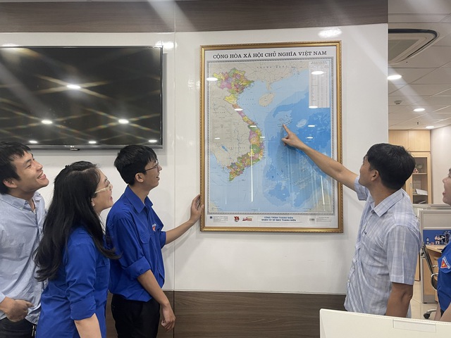 Người trẻ Báo Thanh Niên treo bản đồ tại nơi làm việc để tự hào Tổ quốc - Ảnh 5.