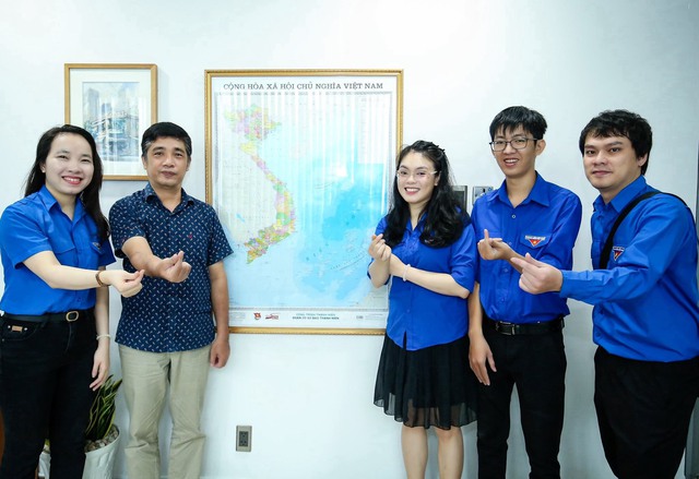 Người trẻ Báo Thanh Niên treo bản đồ tại nơi làm việc để tự hào Tổ quốc - Ảnh 4.
