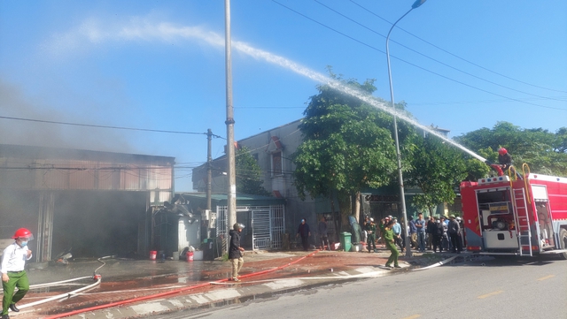 Quảng Ninh: Điều tra vụ cháy nhà xưởng khiến nhiều ô tô bị thiêu rụi  - Ảnh 2.