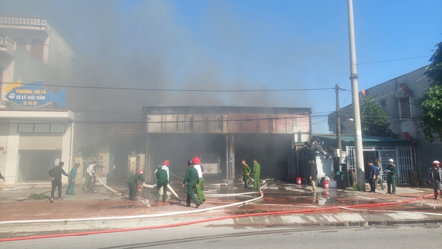 Quảng Ninh: Điều tra vụ cháy nhà xưởng khiến nhiều ô tô bị thiêu rụi  - Ảnh 3.