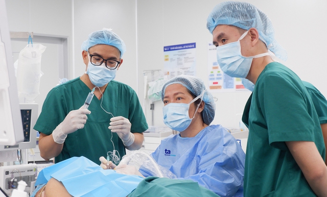 Bác sĩ Việt Nam thực hiện mổ tim ít xâm lấn tại hội nghị quốc tế - Ảnh 4. Bác sĩ Việt Nam thực hiện mổ tim ít xâm lấn tại hội nghị quốc tế - Ảnh 4.