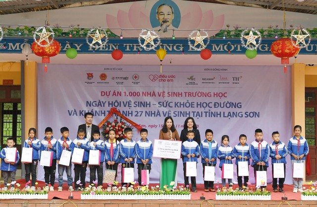 Thầy và trò trường Trường Tiểu học Bắc Quỳnh nhận món quà 2.784 ly sữa TH true MILK