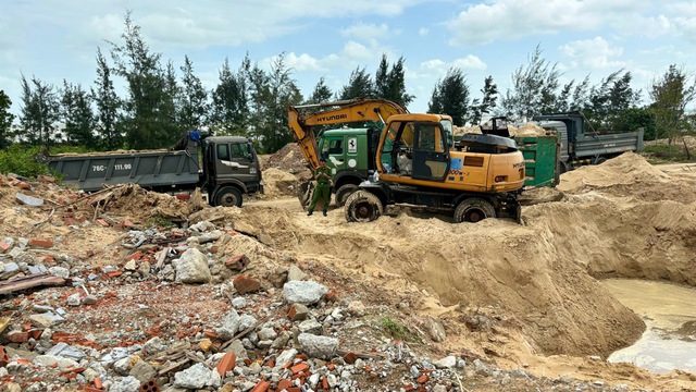 Quảng Ngãi: Bắt quả tang trộm cát trong Khu du lịch sinh thái Thiên Đàng - Ảnh 1.