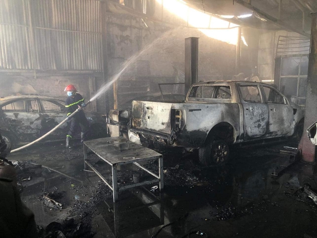 Quảng Ninh: Điều tra vụ cháy nhà xưởng khiến nhiều ô tô bị thiêu rụi  - Ảnh 4.