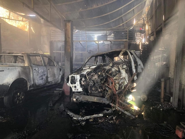 Quảng Ninh: Điều tra vụ cháy nhà xưởng khiến nhiều ô tô bị thiêu rụi  - Ảnh 5.