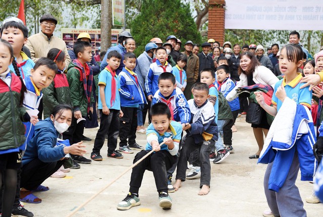 Các em hào hứng tham gia hoạt động vui chơi trong ngày hội